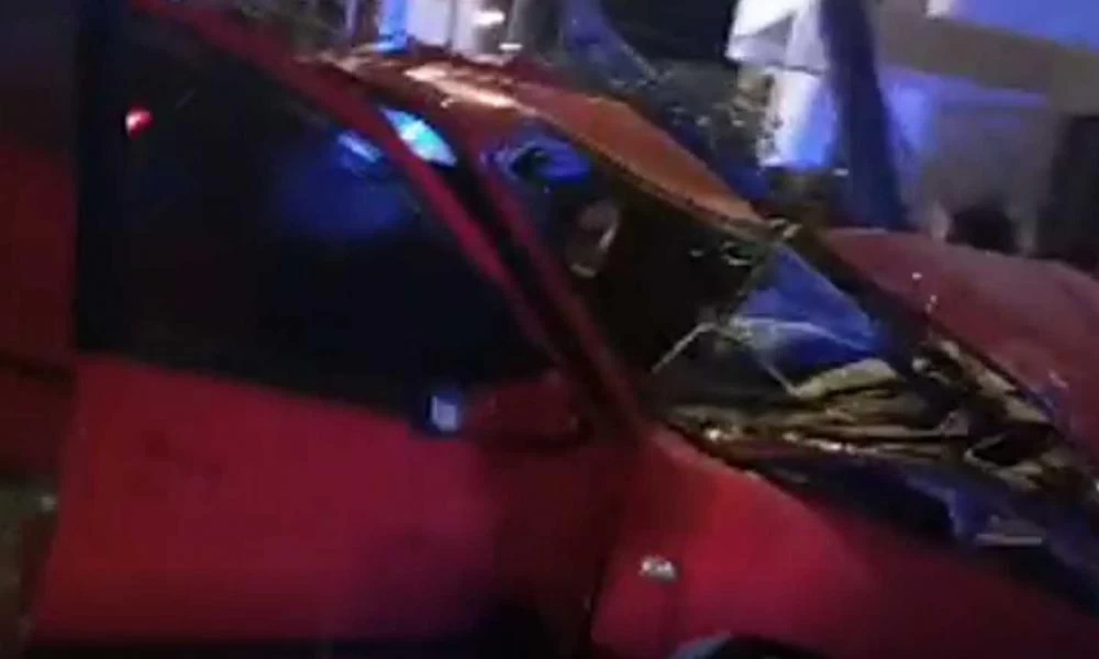 Σοβαρό τροχαίο στην Κόρινθο – Αυτοκίνητο ”καρφώθηκε” σε μάντρα (βίντεο)